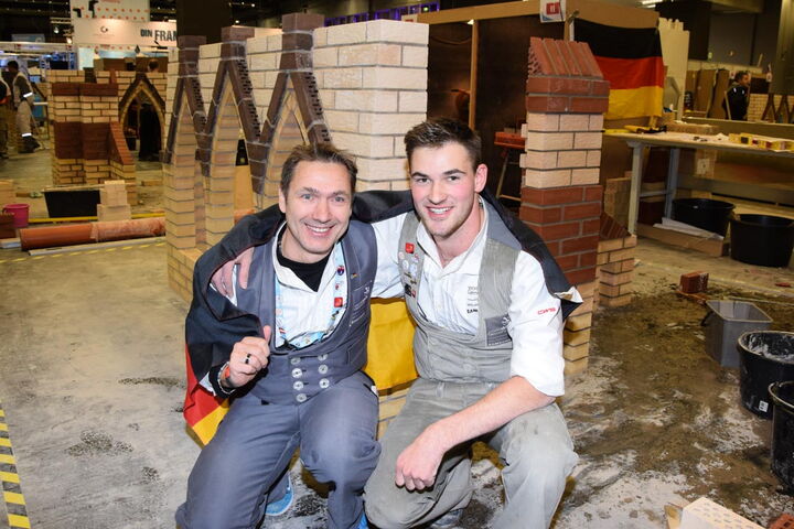 Der 20jährige Maurer Jannes Wulfes wird mit einer Medaillon for Excellence bei der EuroSkills 2016 ausgezeichnet.